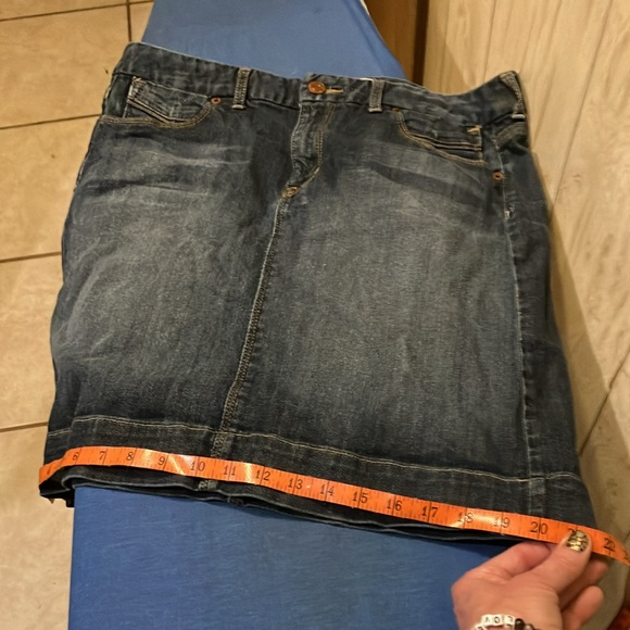 Gap denim skirt with 2 front & 2 back pockets. - Picture 5 of 9